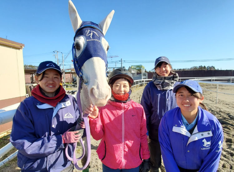 担当する競走馬と過ごす生徒たち