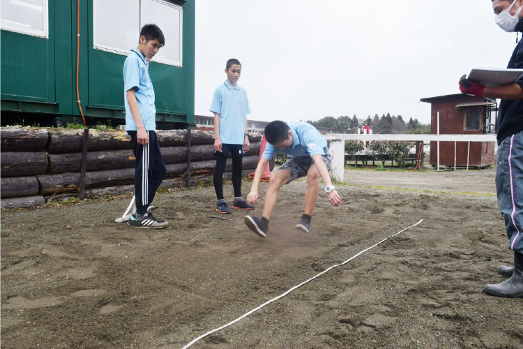 騎手受験合宿での騎乗訓練の様子
